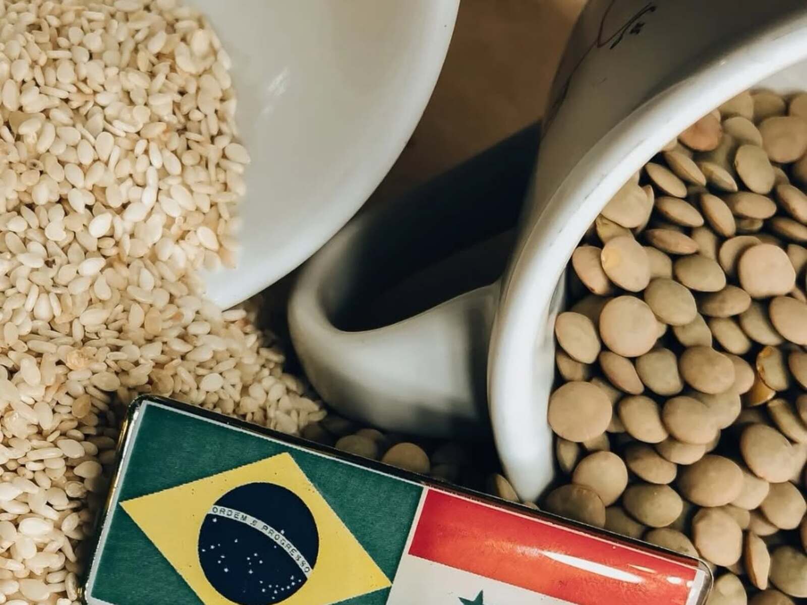 Grãos do empório com o pin Brasil-Síria da família Ibrahim