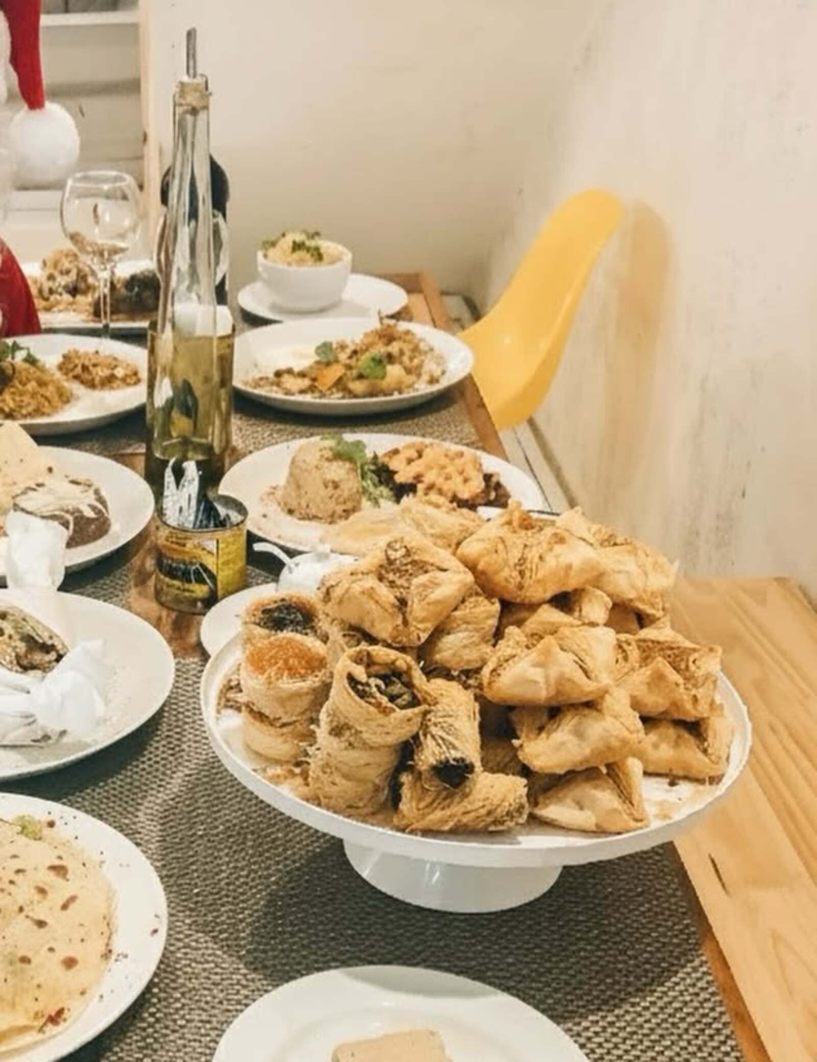 Mesa farta com esfihas e folhados do Ibrahim